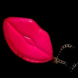 Betsy Johnson hot lips 👄 in hot pink patent clutch w gold link and charm